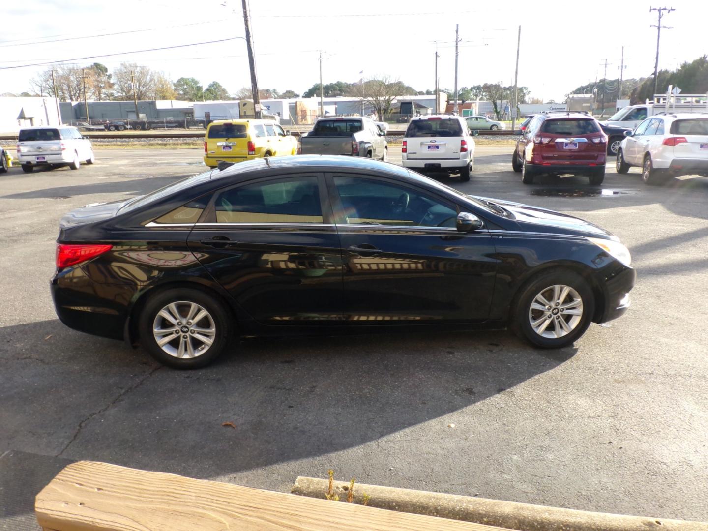 2013 Black Hyundai Sonata GLS (5NPEB4AC3DH) with an 2.4L L4 DOHC 16V engine, 6-Speed Automatic transmission, located at 5700 Curlew Drive, Norfolk, VA, 23502, (757) 455-6330, 36.841885, -76.209412 - Photo#14